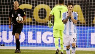 Messi se lamenta tras fallar el penalti