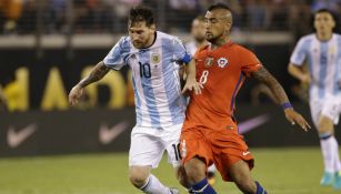 Vidal y Messi disputan balón en la Final de la Copa América