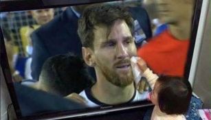 Una niña intenta secar las lágrimas de Messi tras la pantalla del televisor