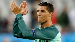 CR7 aplaude al público al término del partido frente a Croacia