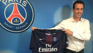 Unai Emery posa con playera del PSG