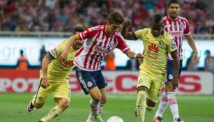 Brizuela disputa el balón con Quintero en el Clásico Nacional