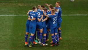 Jugadores de Islandia celebran pase a Cuartos de Final de Euro