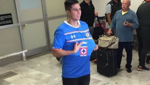 Cristaldo presume la playera de Cruz Azul a su llegada a México
