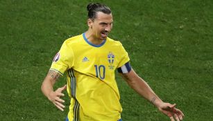 Zlatan Ibrahimovic, festeja un gol con la selección de Suecia en la Eurocopa 2016