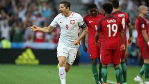 Lewandowski festeja tras marcar con Polonia