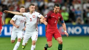 Cristiano Ronaldo conduce el balón ante la marca del polaco Mączyński 