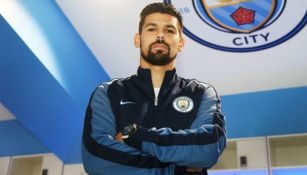 Nolito posa con la indumentaria del Manchester City