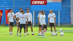 Jugadores de Chivas entrenan en Verde Valle