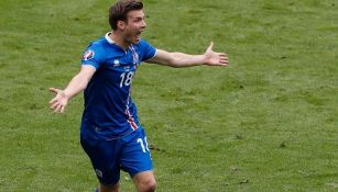 Elmar Bjarnason celebra con la selección de Islandia