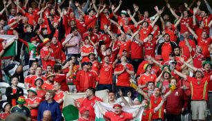 Afición de Gales canta para alentar a su equipo