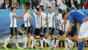 Jugadores alemanes festejan un gol contra Italia