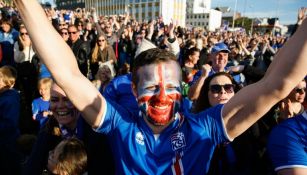 Un aficionado de Islandia apoya a su equipo desde Reikiavik