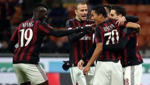 Jugadores del Milan celebran un gol en la campaña más reciente
