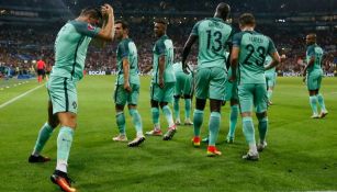 Cristiano Ronaldo hace su tradicional festejo luego del primer gol de Portugal frente a Gales