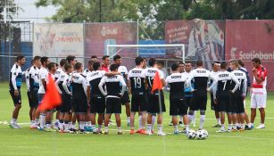 El plantel de las Chivas se junta durante un entrenamiento