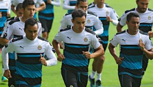 Los jugadores de Chivas, entrenando ya con el uniforme Puma