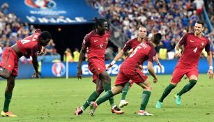 Los jugadores de Portugal corren a abrazar a Eder, autor del gol del campeonato