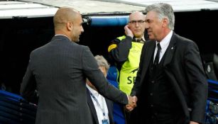 Guardiola y Ancelotti se saludan en un partido