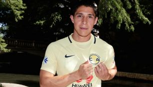 Hugo González posa con la nueva playera del América