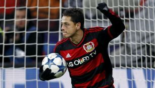 Chicharito recoge el balón tras anotar con el Leverkusen
