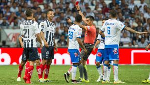 Edwin Cardona reacciona cuando el silbante le muestra la roja