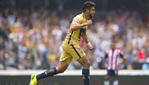 Eduardo Herrera festeja un gol de Pumas