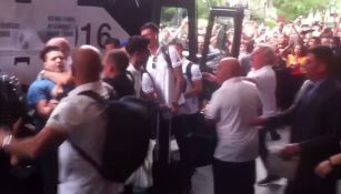 Aficionado es tomado por el cuello tras intentar tomarse una foto con Benzema