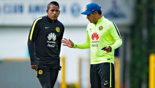 Arroyo conversa con Ambriz en un entrenamiento del América