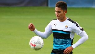 Carlos Salcedo en un entrenamiento de Chivas