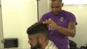 Keylor Navas cortándole el cabello a Isco