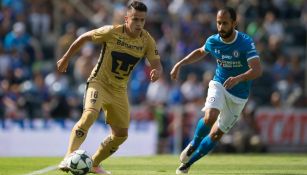 Alatorre, con la marca de Vázquez en el Estadio Azul