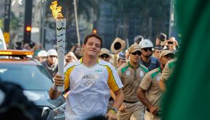 Atleta brasileño recorre la ciudad con la antorcha olímpica