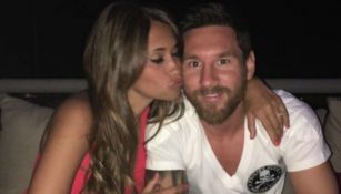 Messi y Antonella posan en una fotografía 