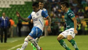 Rogelio controla el balón en juego contra León