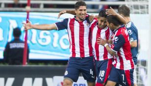 Jugadores de Chivas festejan anotación contra Monterrey