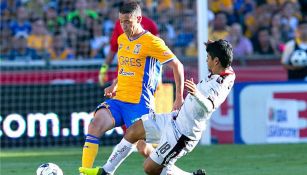 Jesús Dueñas y Luis Robles, durante el partido entre Tigres y Atlas en la J2