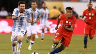 Messi conduce balón en la Final de la Copa América Centenario