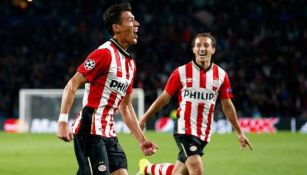 Héctor Moreno y Guardado festejan un gol con el PSV Eindhoven