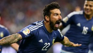 Ezequiel Lavezzi festeja un gol con Argentina en Copa América