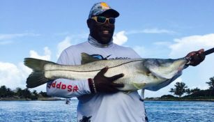 Warren Sapp posa en foto mientras pesca en Florida