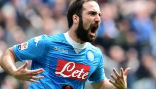 Higuaín celebra un gol con su exequipo