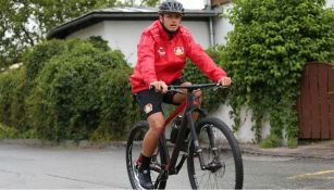 Javier Hernández recorre las calles en bicicleta