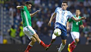 Oribe pelea el balón en juego contra Argentina 