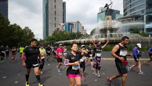 Corredores pasan junto a la Diana Cazadora durante el Maratón del año pasado