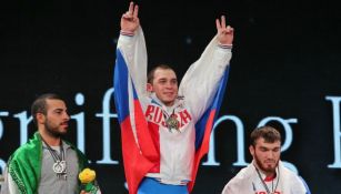 Artem Okulov celebra durante el Campeonato de la IWF en 2015