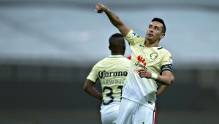 Rubens Sambueza festeja un gol con América