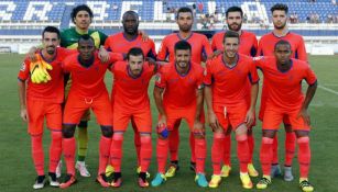 Ochoa posa junto a sus compañeros en el partido del Granada