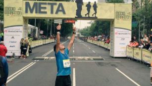 Corredor festeja tras cruzar la meta del Medio Maratón de la CDMX