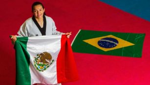 María del Rosario Espinoza sostiene la bandera mexicana con una de Brasil al fondo